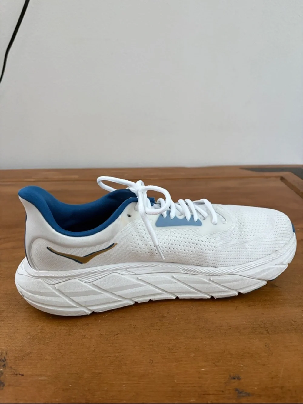 Hoka Arahi 7 White and Blue Running Shoe Size 9.5
